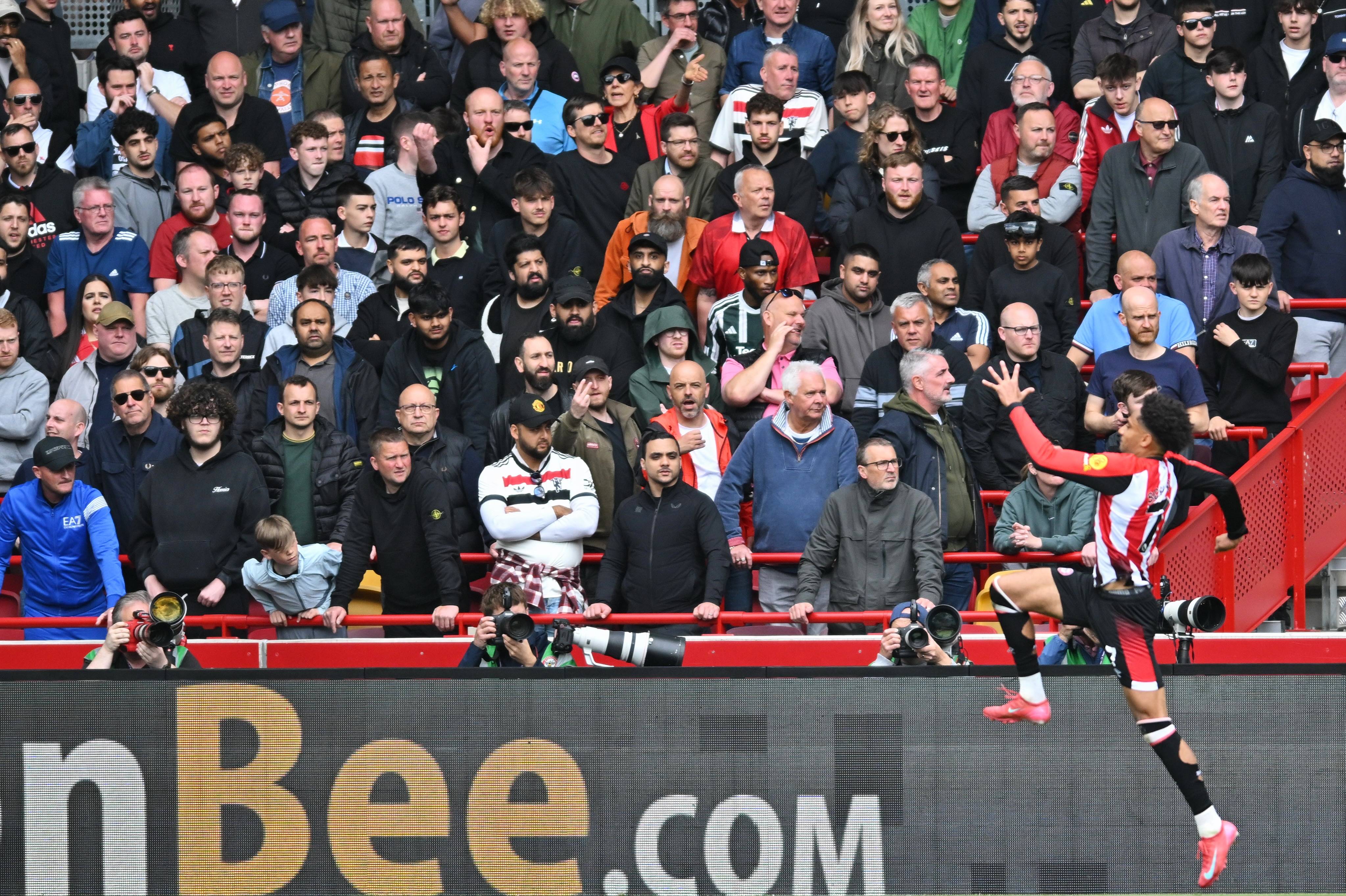 Leyu-多特蒙德主场大捷，球员赛后激动庆祝胜利，查看大学.-Leyu