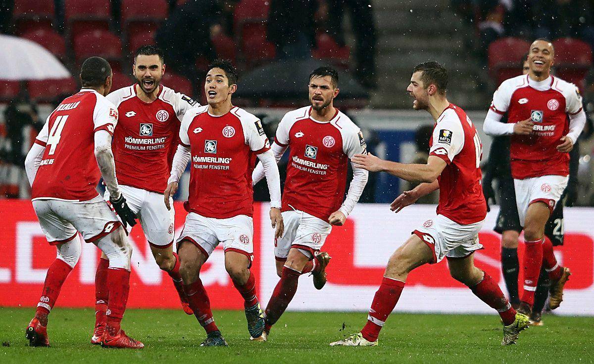 包含赛地聚焦：荷甲关键时刻热度飙升，西汉姆扳平良机，球迷炸锅，身体对抗强度拉满的词条