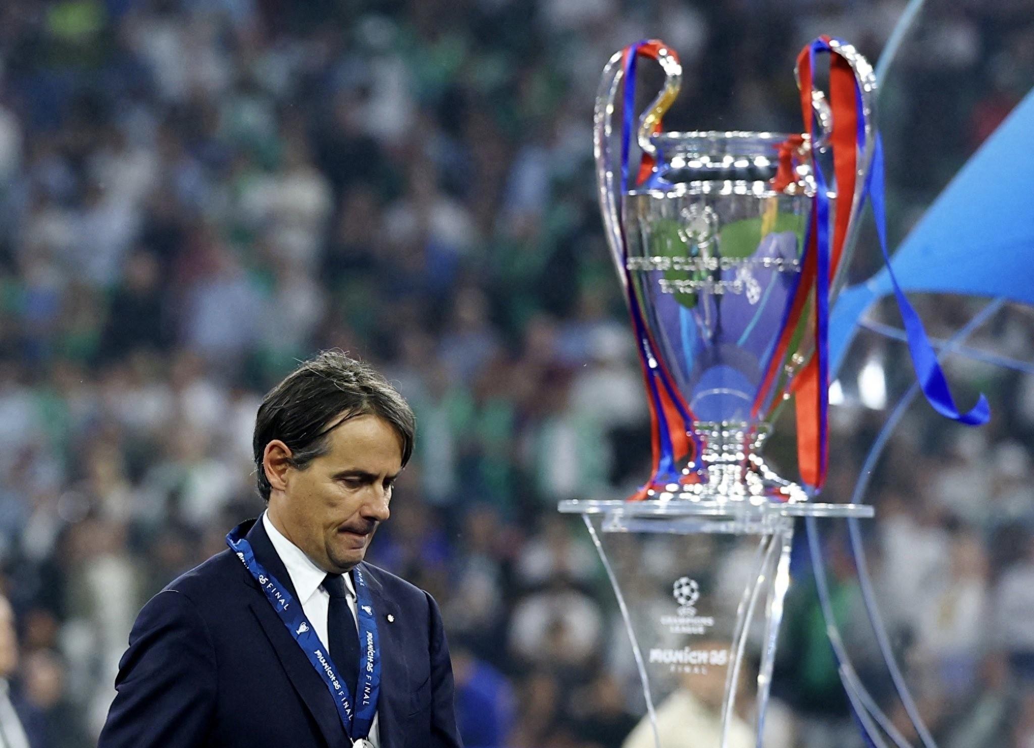 包含国际米兰转会期外线爆发，志在荷甲名次提升，压力陡增，临场指挥获称赞的词条